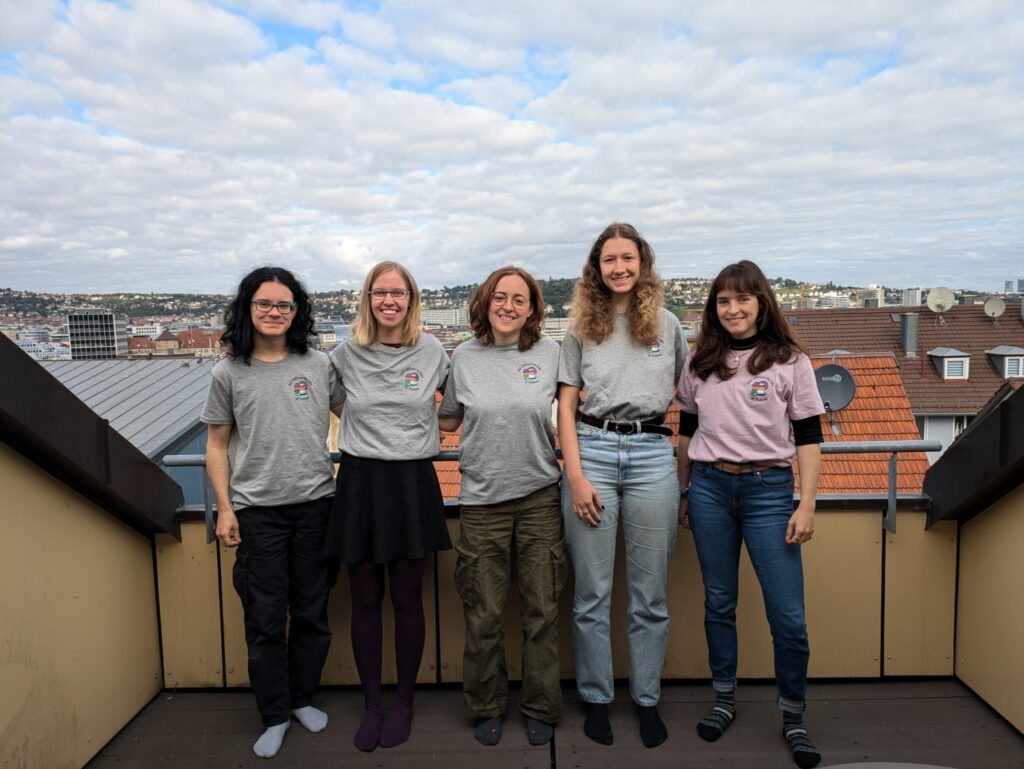 Alan, Franca, Lotta, Clara und Hannah (von links nach rechts) stehen auf einer Dachterasse vor einem bewölkten, aber blauen Himmel