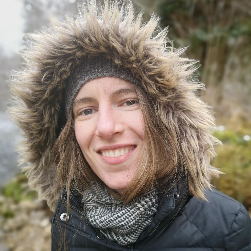 Lea im Wintermantel vor Waldhintergrund